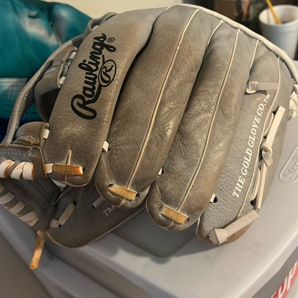 Softball glove lightly used. Size 12 1/2